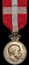 Royal Medal of Recompense in Gold with Crown, Obverse