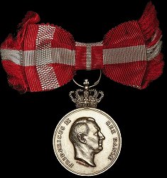 Royal Medal of Recompense in Gold with Crown, Obverse Royal Medal of Recompense in Gold with Crown, Obverse