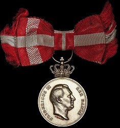 Royal Medal of Recompense in Gold with Crown, Obverse