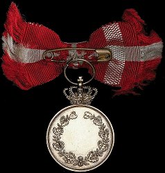 Royal Medal of Recompense in Gold with Crown, Reverse Royal Medal of Recompense in Gold with Crown, Reverse