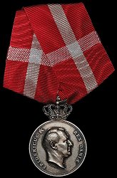 Royal Medal of Recompense in Silver with Crown, Obverse