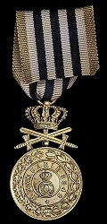 Class 1 Gold Medal with Crown, Reverse Class 1 Gold Medal with Crown, Reverse